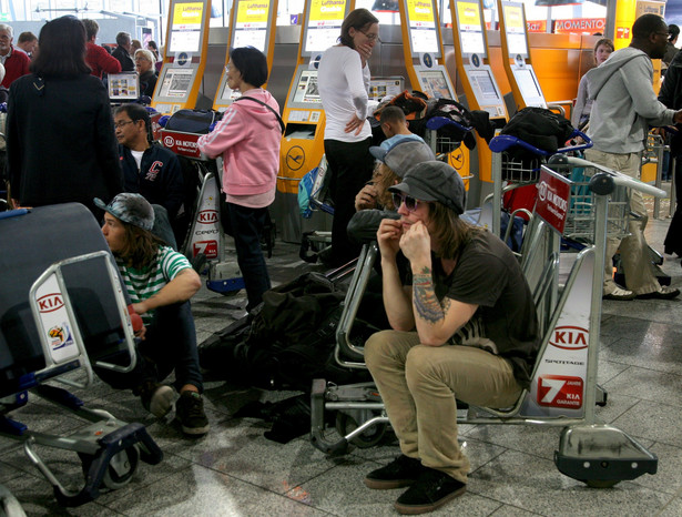 W terminalach zaczęli się gromadzić zawiedzeni pasażerowie, licząc na zmianę połączeń.