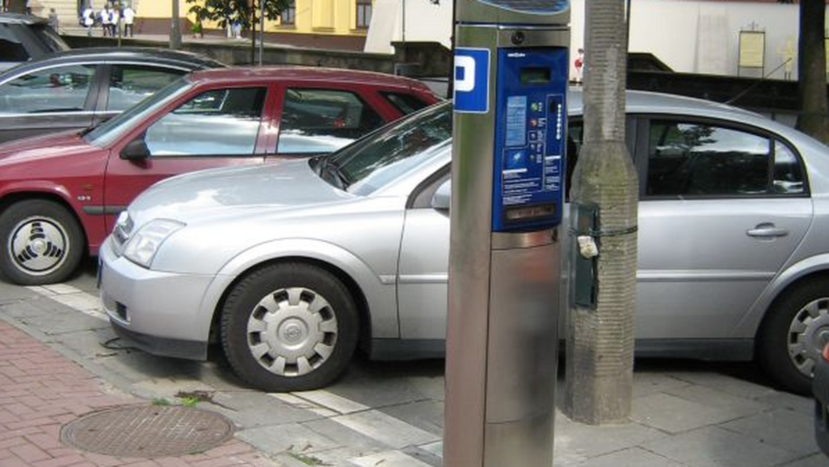 Dwa automaty do sprzedaży biletów parkingowych w Legnicy stoją na czwartym piętrze w starostwie. To w trosce o kierowców - tłumaczy w rozmowie z Polskim Radiem Wrocław kierownik firmy odpowiadającej za parkingi w mieście.