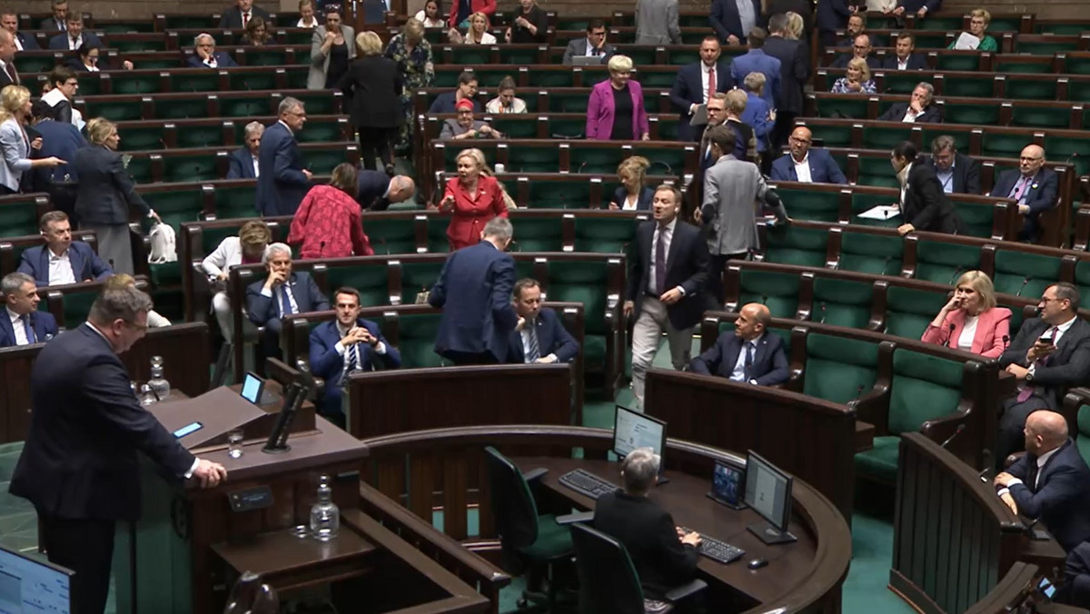 Sejm. "Uważają was za pożytecznych idiotów", "skamlecie". Opozycja wychodzi z sali