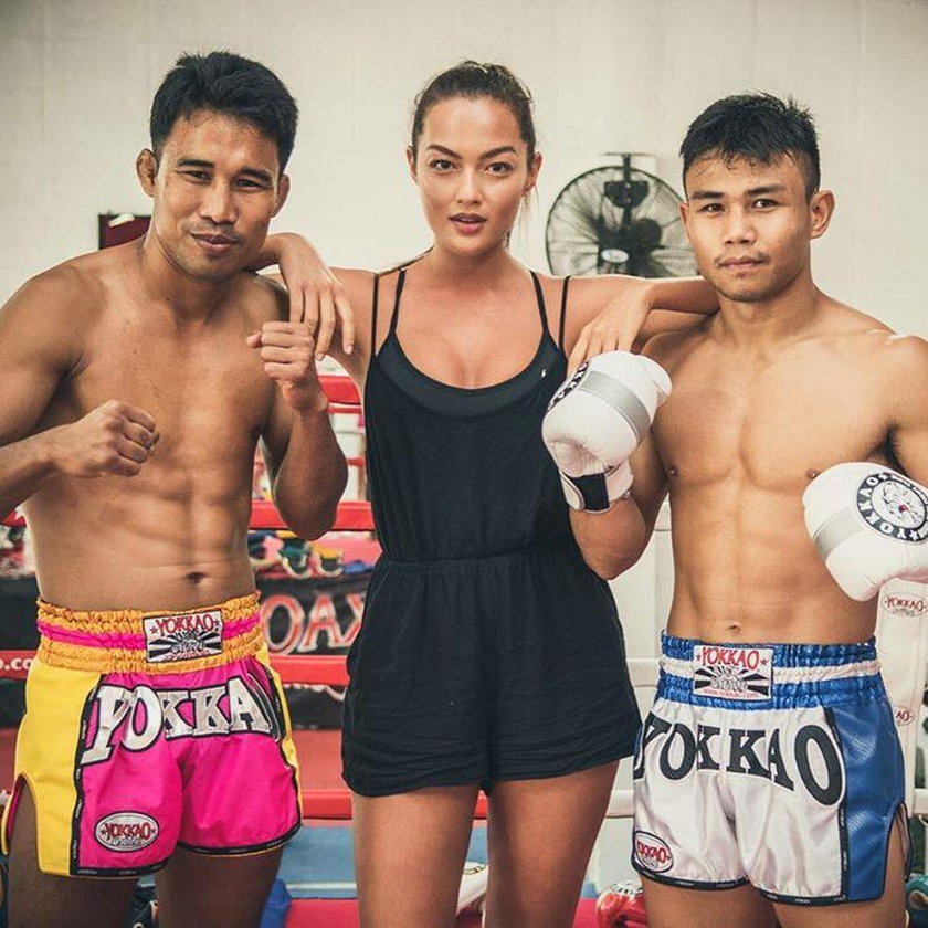 Piękna modelka zakochana w tajskim boksie