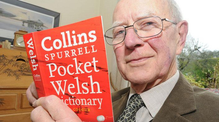 Alun Morgan egy walesi szótárt is beszerzett, hogy ellenőrizze: jól beszéli-e a nyelvet. Fotó: Northfoto