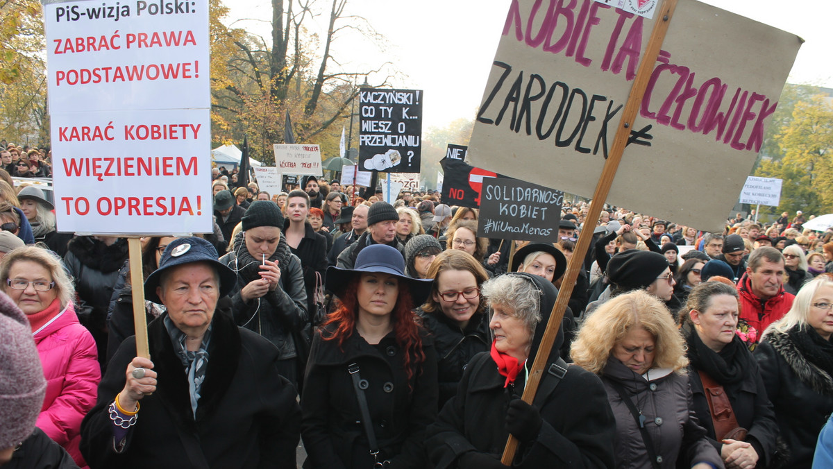 Po wczorajszej manifestacji przed Sejmem RP, czas na kolejne akcje związane z drugą rundą Ogólnopolskiego Strajku Kobiet. Dziś w Warszawie od rana zbierano podpisy pod petycją do parlamentu, a "czarne delegacje" składały wizyty w siedzibach partii politycznych. Wszystko w ramach protestu przeciwko zaostrzaniu prawa o aborcji.