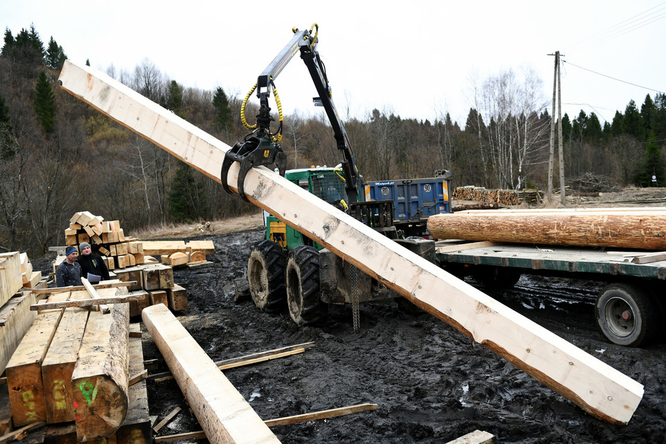 Prace ciesielskie przy konstrukcji nowego schroniska w Wetlinie