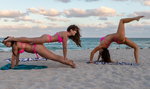 Pozycje jogi według trzech pięknych modelek