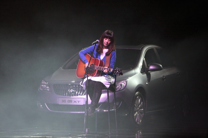 Piosenkarka chińska Chen Qi Zhen występuje podczas uroczystej inauguracji nowego samochodu marki General Motors Buick Excelle XT w Szanghaju