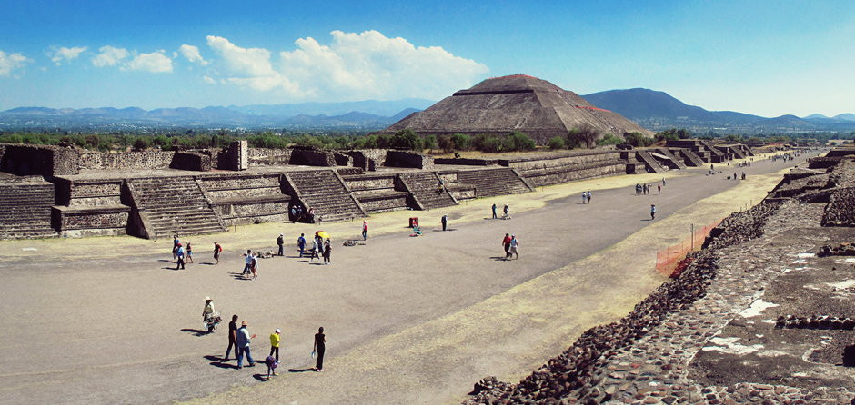 Teotihuacan. Aleja Zmarłych i widoczne w tle Piramida Słońca