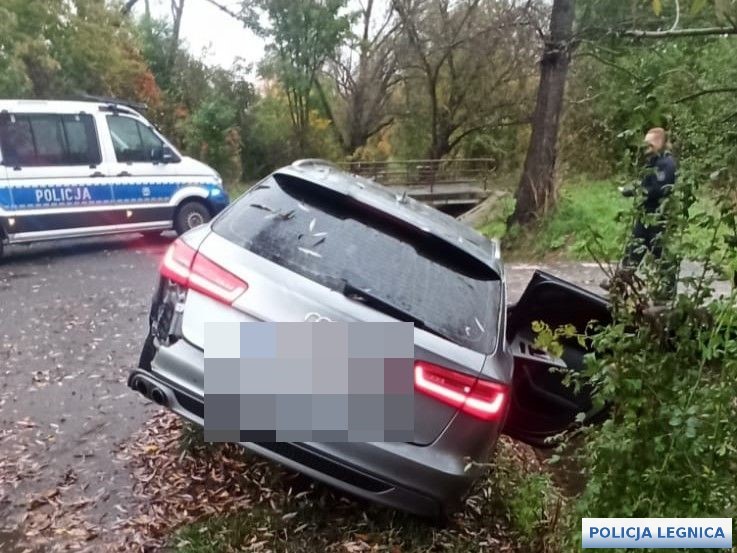 Uszkodzony podczas wypadku samochód osobowy stojący na poboczu drogi