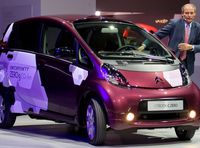 Dyrektor generalny Citroena Frederic Banzet wychodzi z Citroena C-Zero
