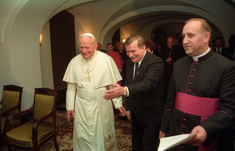 Warszawa 08.06.1991. IV pielgrzymka papieża Jana Pawła II do Polski. Nz. Ojciec Święty z prezydentem RP Lechem Wałęsą (2P) w kaplicy w Belwederze. Z prawej kapelan prezydenta ks. Franciszek Cybula