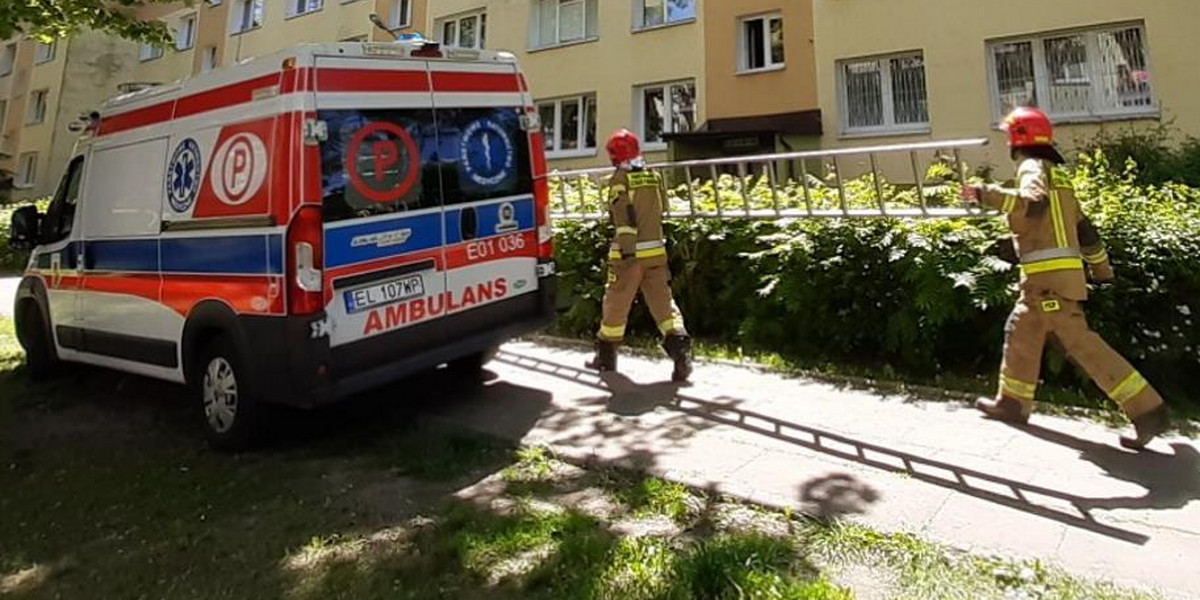 Kobieta uwięziona w mieszkaniu w Łodzi. Strażak wszedł przez okno