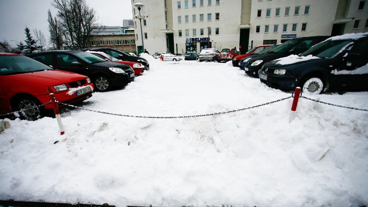 Tej nocy na terenie całej Polski spadnie od 5 do 15 cm śniegu. Jutro śnieżyce ustąpią, lecz jednocześnie nadejdą siarczyste mrozy. Na Suwalszczyźnie temperatura może nawet spaść do minus 22 stopni.