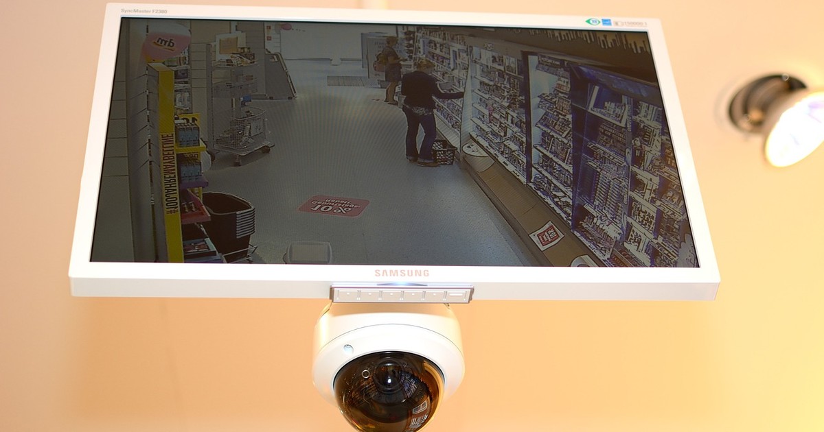 Döbbenetes! Egy édesanya három gyermekével ment lopni egy balassagyarmati üzletbe – Életveszélyes módszerrel vitték ki a termékeket a hipermarketből