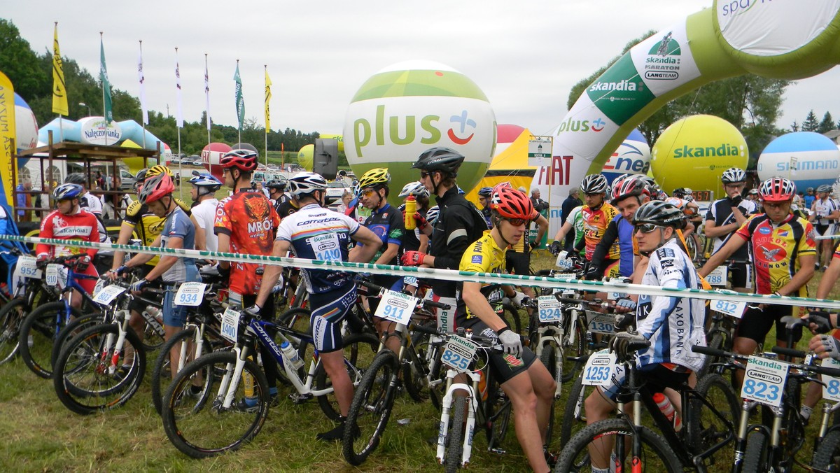 Maciej Durakiewicz jako pierwszy zameldował się na mecie 9-kilometrowej trasy rodzinnej podczas zawodów Skandia Maraton Lang Team rozgrywanych w Nałęczowie.