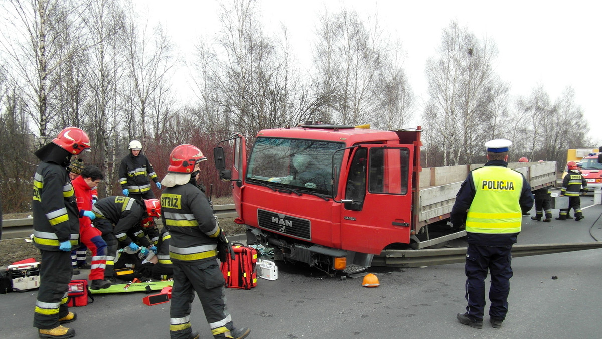 Około godz. 9.20 na odcinku DW 911 doszło do poważnego wypadku. Jadąca od strony Piekar Śląskich w kierunku Chorzowa ciężarówka uderzyła w bariery energochłonne. Kierowca najprawdopodobniej miał zawał. Trwająca ponad 40 minut reanimacja nie przyniosła efektu. Mężczyzna zmarł.