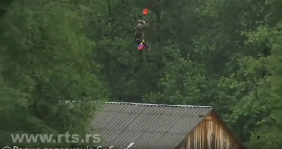 Vatrogasac na krovu kuće porodice Blagojević