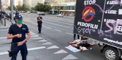 Młode kobiety blokowały homofobiczną furgonetkę. Spacyfikowane przez policję