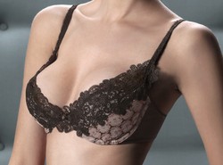 Przebojowy stanik unoszący piersi