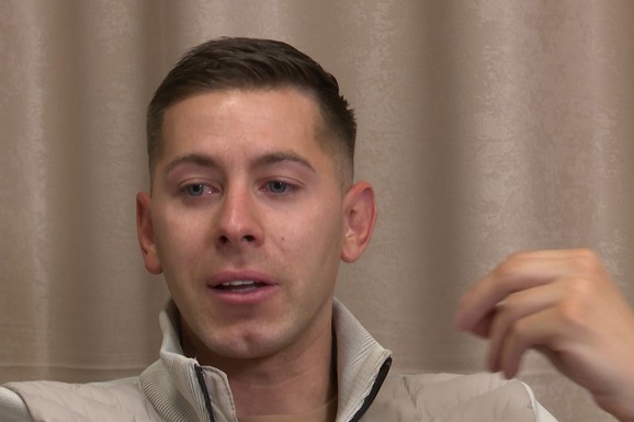 "ZVAO SAM GA DA MI PREBACI 50.000 DINARA" Boža Džons kroz suze o rijaliti učesniku koji mu je pomogao, ocu zbog kojeg je dolazila policija, pa otkrio ko IMA ŠANSE DA POBEDI U ELITI: "Maji Asmin ne treba" (VIDEO)