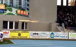 Kibol na meczu w polskiej lidze strzelał do policjantów z rakietnicy [WIDEO]