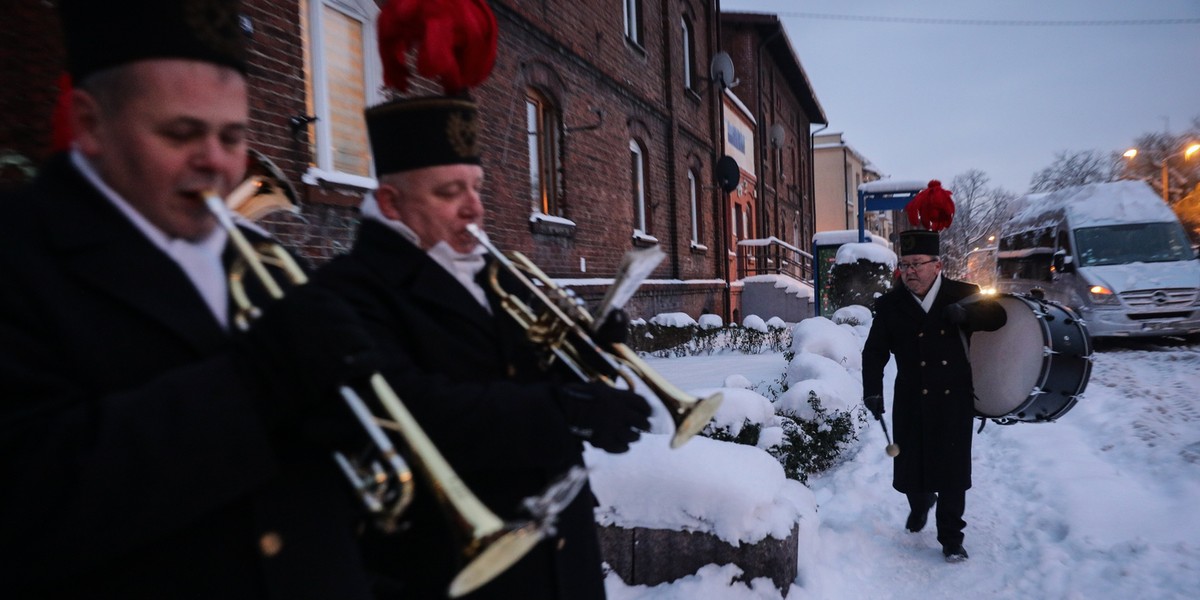 Orkiestra górnicza kopalni węgla Chwałowice budzi mieszkanców kopalnianego osiedla Chwałowice w poranek barbórkowy. Rybnik, 4 grudnia 2023 r.