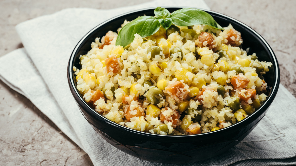 Sałatka z kalafiorem i ciecierzycą. Sprawdzi się na lunch lub dodatek [PRZEPIS]