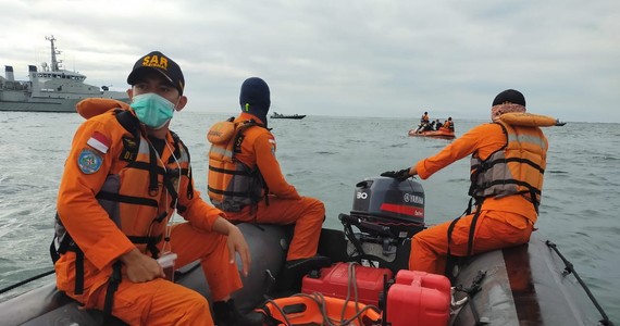 Boeing 737 zaginął z radaru podczas lotu w Indonezji.  Szczątki ofiar ekshumowano