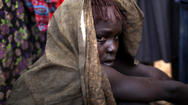 Kenia: tradycja zakazana przez prawo. Dziewczęta obrzezane kawałkiem szkła