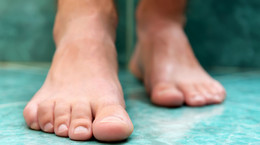 Jak poradzić sobie ze śmierdzącymi stopami? Domowe sposoby