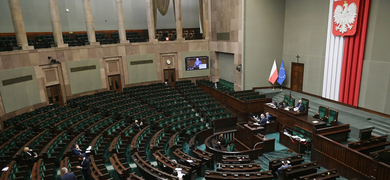 Sejm przez pomyłkę usunął kary "sanepidowskie” za łamanie obostrzeń epidemicznych