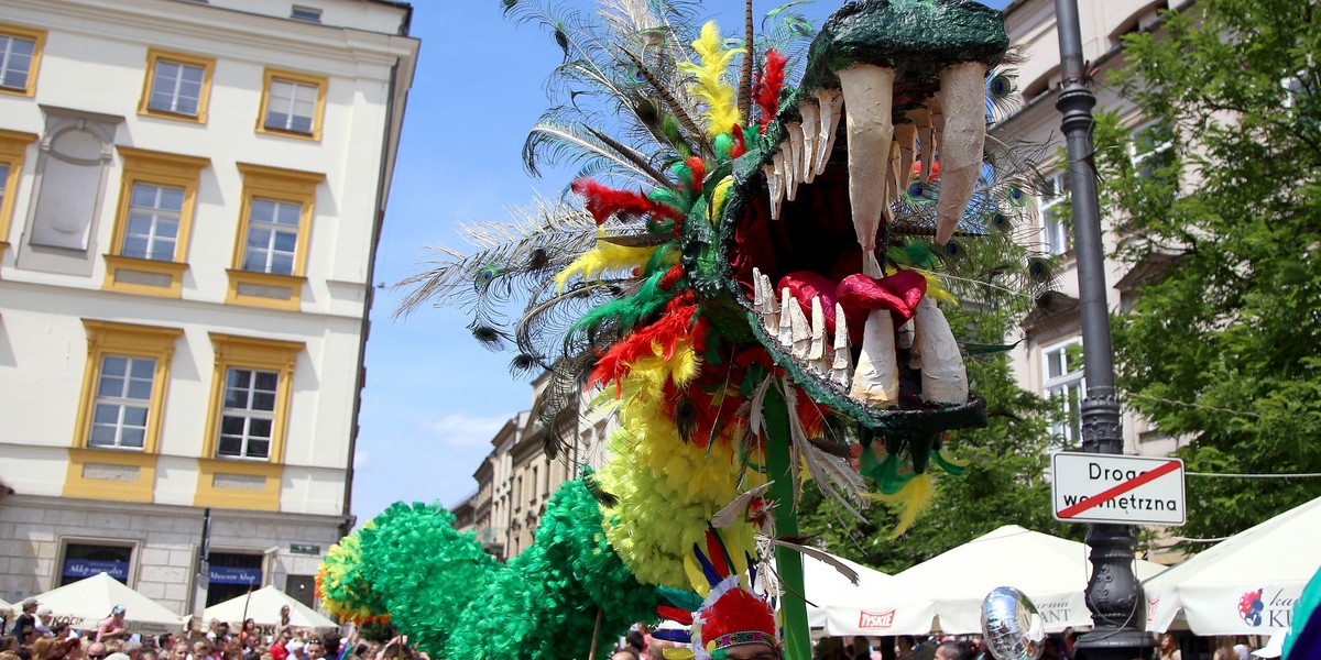 Parada Smoków na krakowskim rynku.