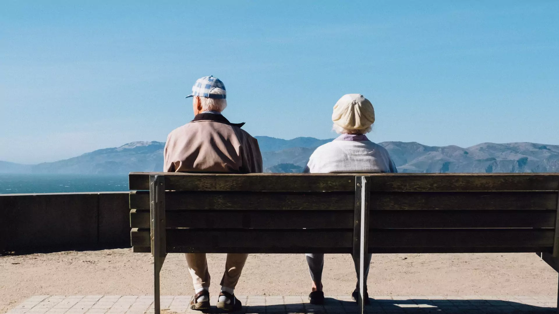Polak boi się starości, nie wie, czym jest nowotwór i zazdrości zdrowia innym. Międzynarodowy raport obnaża nasze słabości