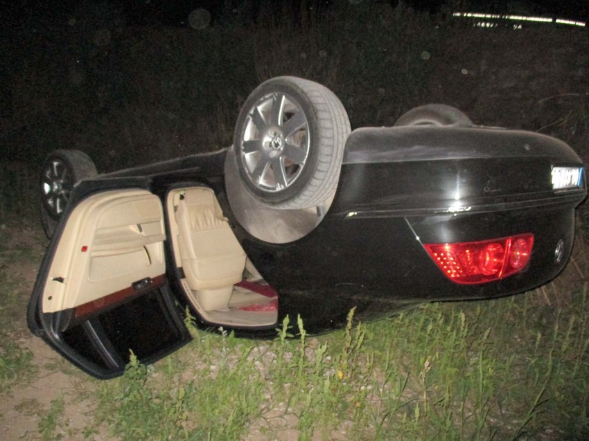 Automobil marke "folksvagen" se prevrnuo na krov i umalo upao u Nišavu kod Železničkog mosta 