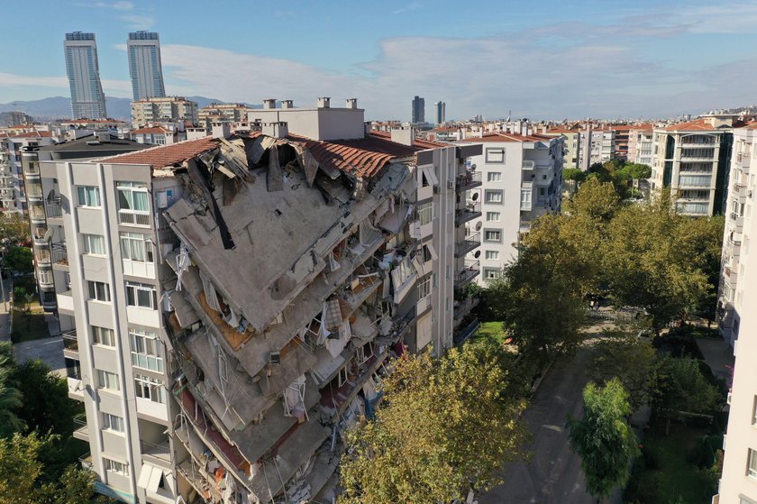 To armagedon. Bloki złożyły się jak domki z kart