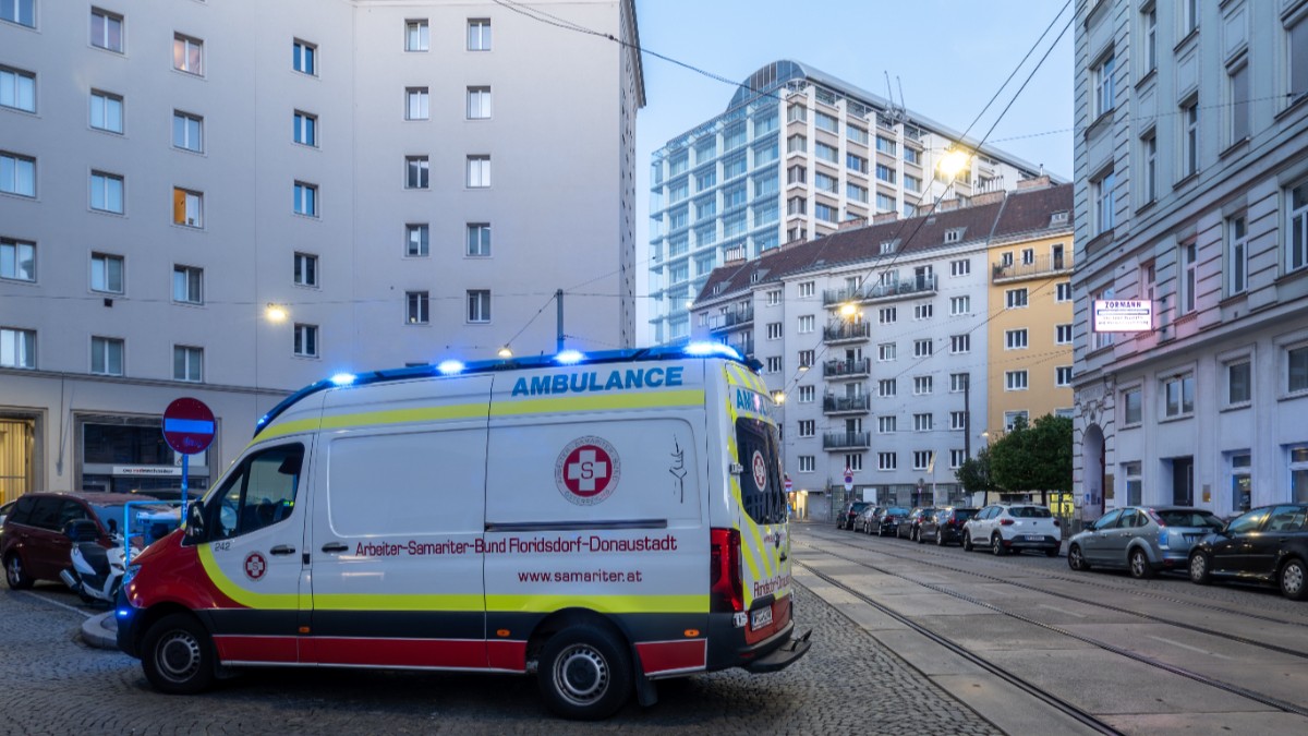 Un român a ajuns în stare gravă la spital după ce a căzut de pe platforma unui camion aflat în mișcare, în Austria