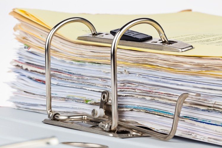 <b>Dokumentacja przechowywana krócej</b>
<br>
<br>
Rząd przygotował już natomiast projekt ustawy o zmianie niektórych ustaw w związku ze skróceniem okresu przechowywania akt pracowniczych oraz ich elektronizacją. Jeśli zmiany zostałyby wprowadzone, firma mogłaby gromadzić dokumentację pracowniczą w wersji elektronicznej, a nie papierowej. Na nowych zasadach, czyli przez 10 lat licząc od końca roku kalendarzowego, w którym ubezpieczony zakończył pracę, będą przechowywane dokumenty ze stosunku pracy rozpoczętego po 31 grudnia 1999 r. Dokumenty osób, które zaczęły pracę przed 1 stycznia 1999 r. i nadal są zatrudnione, będą przechowywane przez 50 lat.
<br>
<br>
Zmiany mają także znaczenie w zakresie ubezpieczeń społecznych, bowiem dzięki tzw. nowej deklaracji informacyjnej dane o pracy w szczególnych warunkach lub w szczególnym charakterze pracodawcy będą bezpośrednio przekazywać do ZUS. Zakład będzie też posiadał między innymi dane o wypadkach przy pracy czy chorobach zawodowych, a na kontach pracowników pojawi się kwota przychodu będąca podstawą do ustalenia podstawy wymiaru emerytury lub renty.