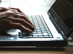 Służby USA zidentyfikowały Rosjan, którzy zhakowali komputery Demokratów