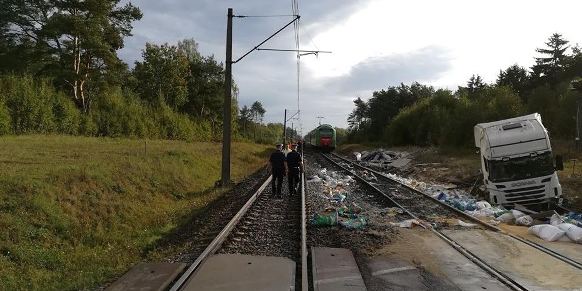 Wypadek na przejeździe kolejowym. Są ranni