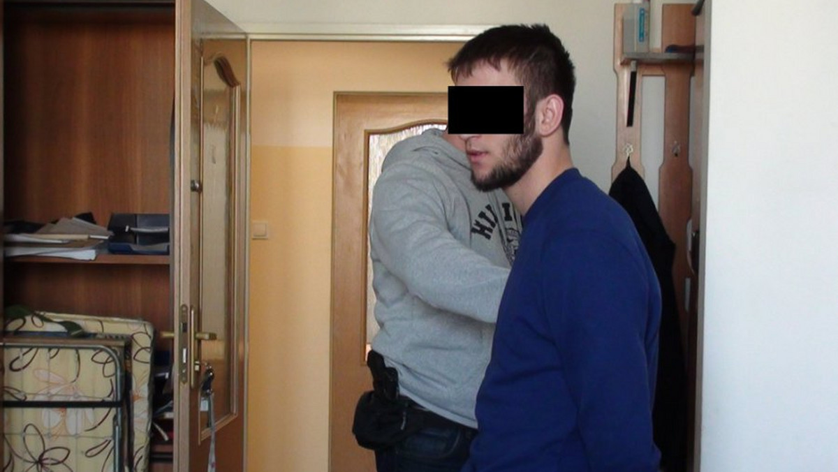 Za naruszenie nietykalności cielesnej nauczyciela odpowie 23-letni obywatel Czeczenii, mieszkający pod Warszawą. Mężczyzna pokłócił się z pedagogiem i zachowywał się w stosunku do niego agresywnie. Poszło o awanturę, do jakiej doszło między uczniami w autobusie szkolnym. Policjanci zatrzymali już 23-latka. Grozi mu deportacja.
