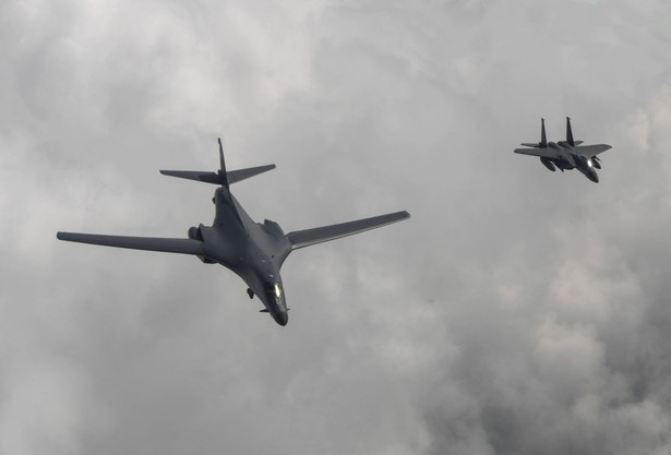 Amerykański bombowiec US B1-B eskortowany przez południowokoreański F-15K fighter