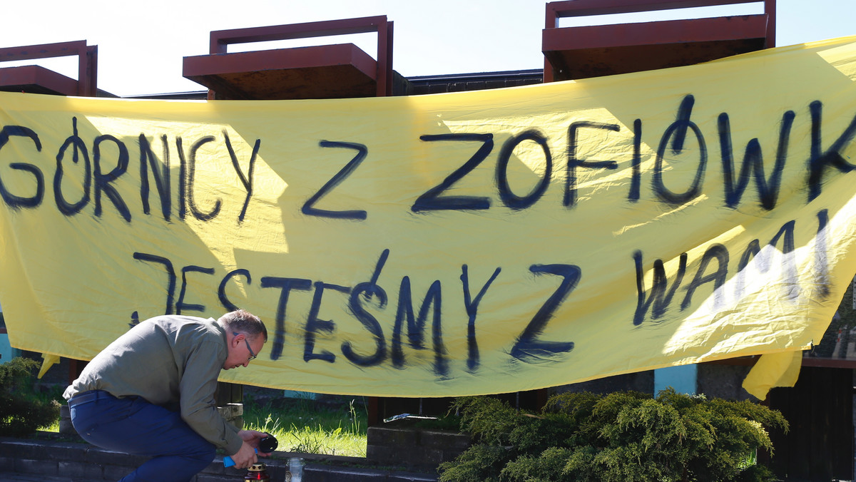 Znajomi i rodziny górników przynoszą znicze pod kopalnię Borynia-Zofiówka-Jastrzębie