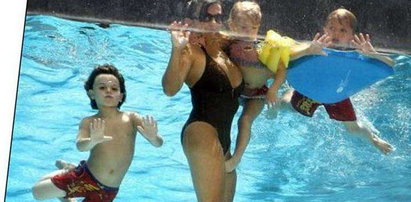 Matka gwiazdy (prawie) nago w basenie! Bardziej sexy niż córka?