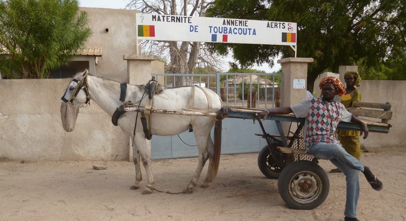 Une-charette-en-attente-devant-le-portail-de-la-Maternité-de-Toubacouta,