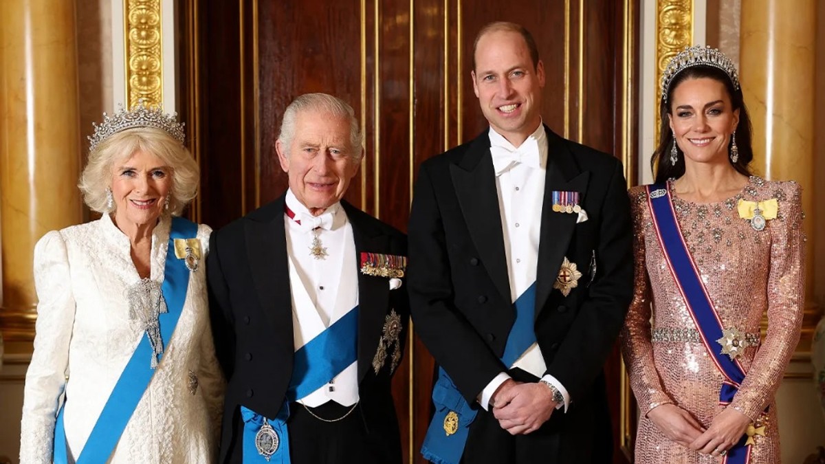 Čarls bi mogao ubrzo da abdicira, Vilijam i Kejt na korak da postanu kralj i kraljica