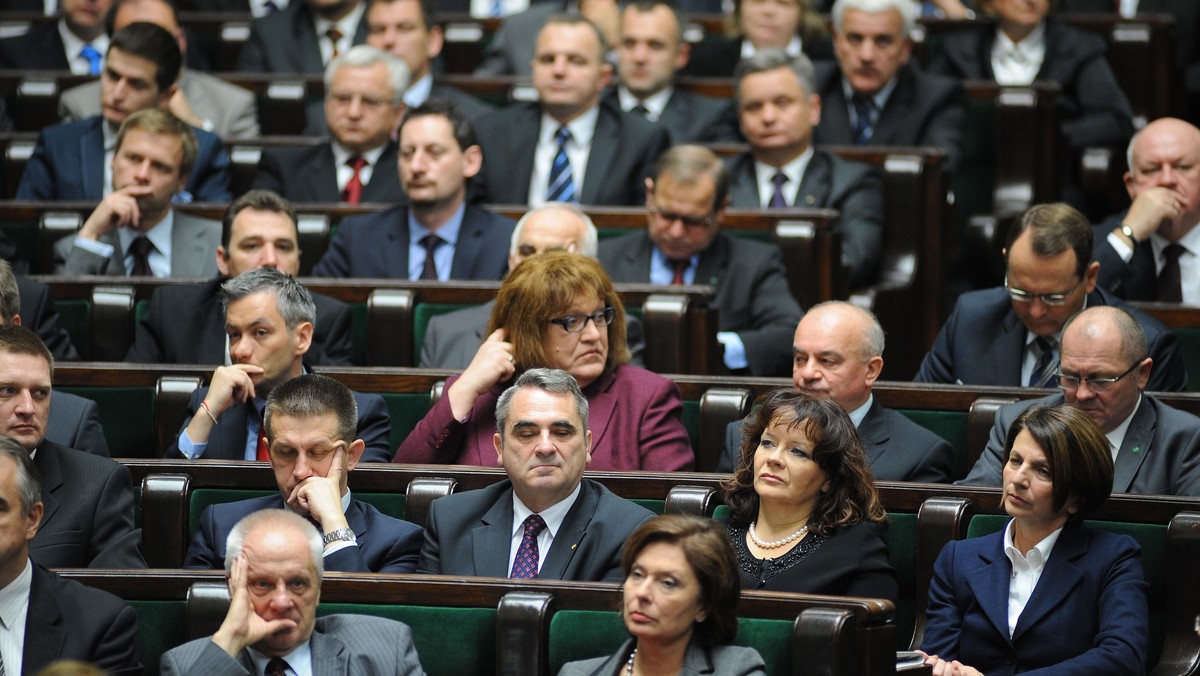 Marszałek senior Józef Zych poinformował na posiedzeniu inauguracyjnego Sejmu VII kadencji, że zgłoszono dwóch kandydatów na stanowisko marszałka Sejmu - Ewę Kopacz z PO i Marka Kuchcińskiego z PiS