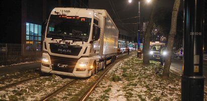 Tir zamiast tramwaju? Jechał po torowisku!