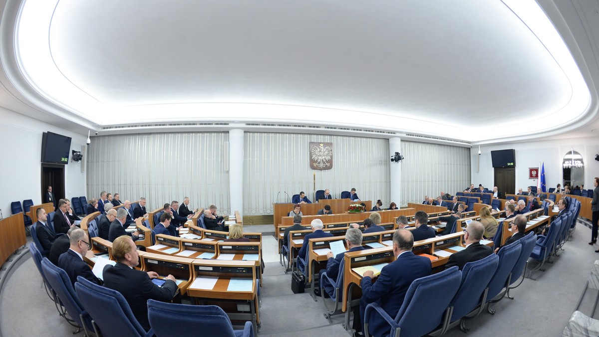 Senat rozpoczął debatę nad nowelizacją ustawy o systemie oświaty znoszącą obowiązek szkolny dla 6-latków i przedszkolny dla 5-latków. Wprowadza ona też zmiany w nadzorze pedagogicznym, m.in. przywraca kuratorowi prawo weta wobec decyzji samorządów o likwidacji szkół.