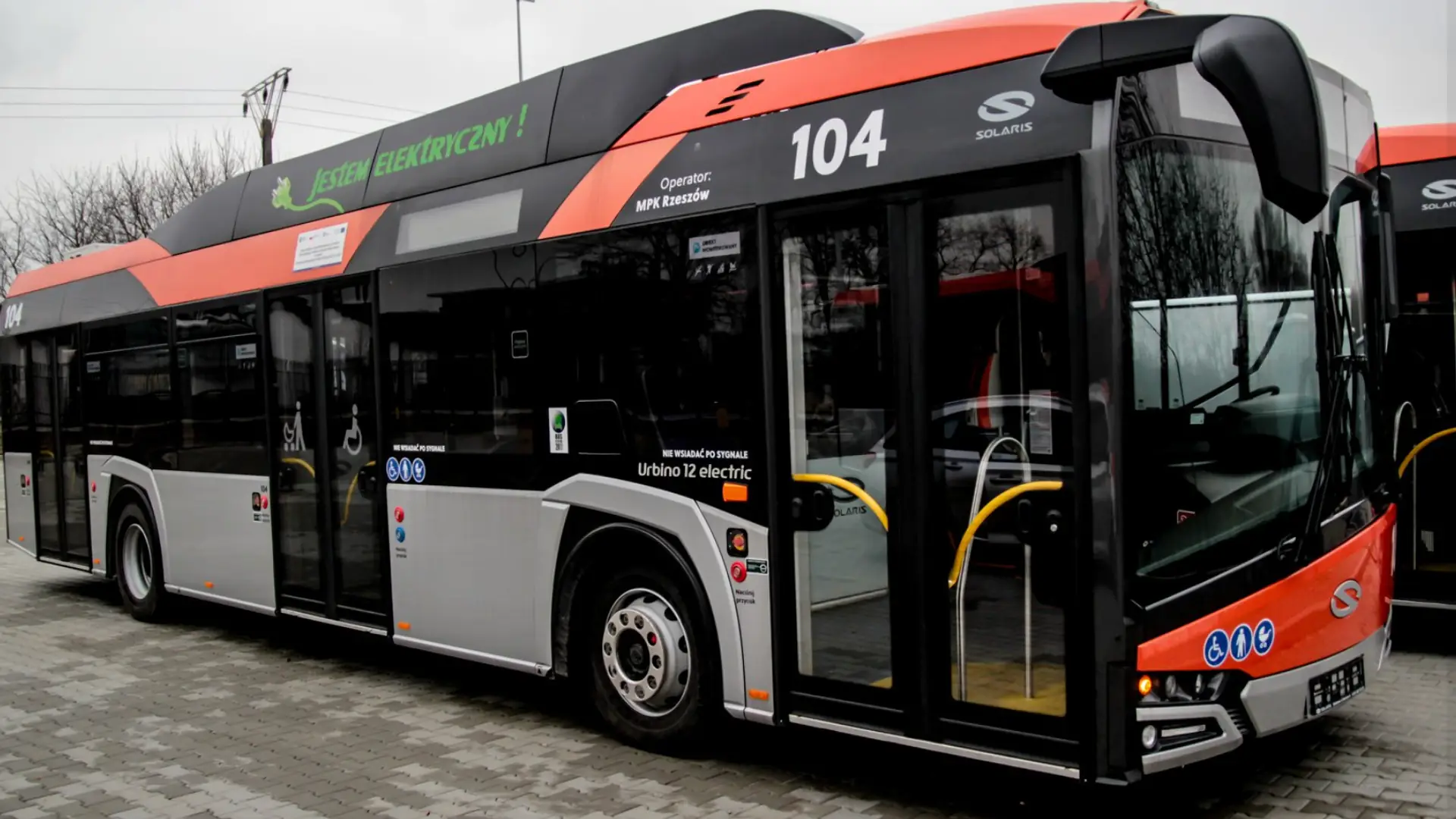 Pasażer wpadł w szał i zaatakował kontrolerkę biletów. Kobieta ma uszkodzony kręgosłup