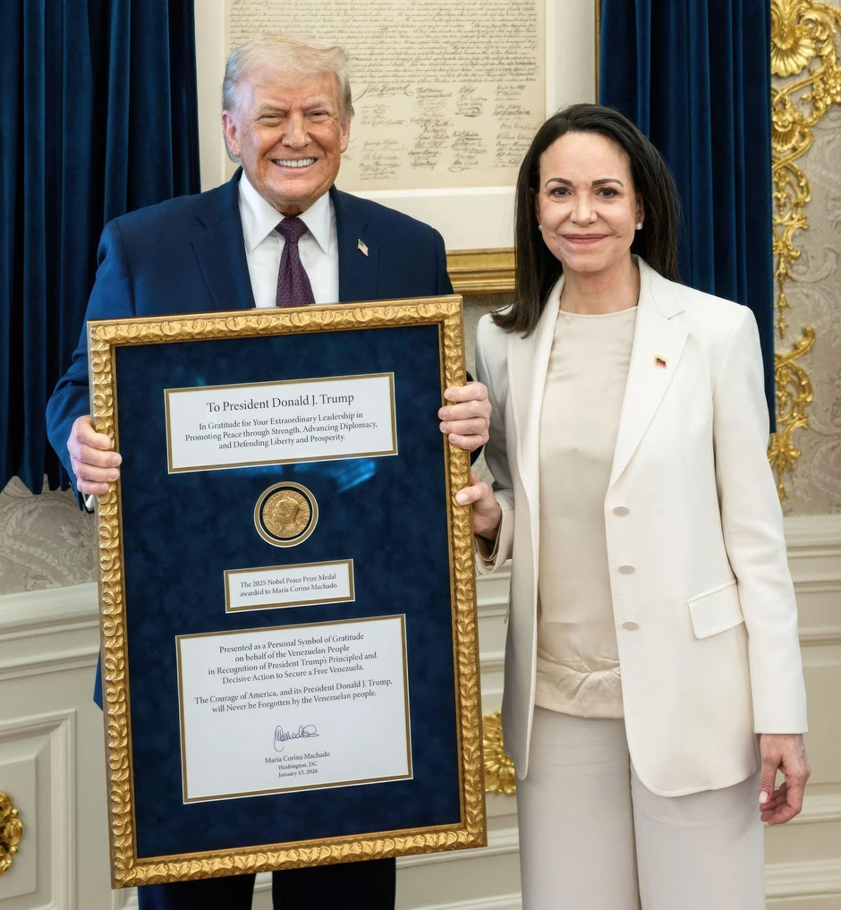 Donald Tramp i Marija Korina Mačado, nakon što mu je predala svoju Nobelovu nagradu za mir