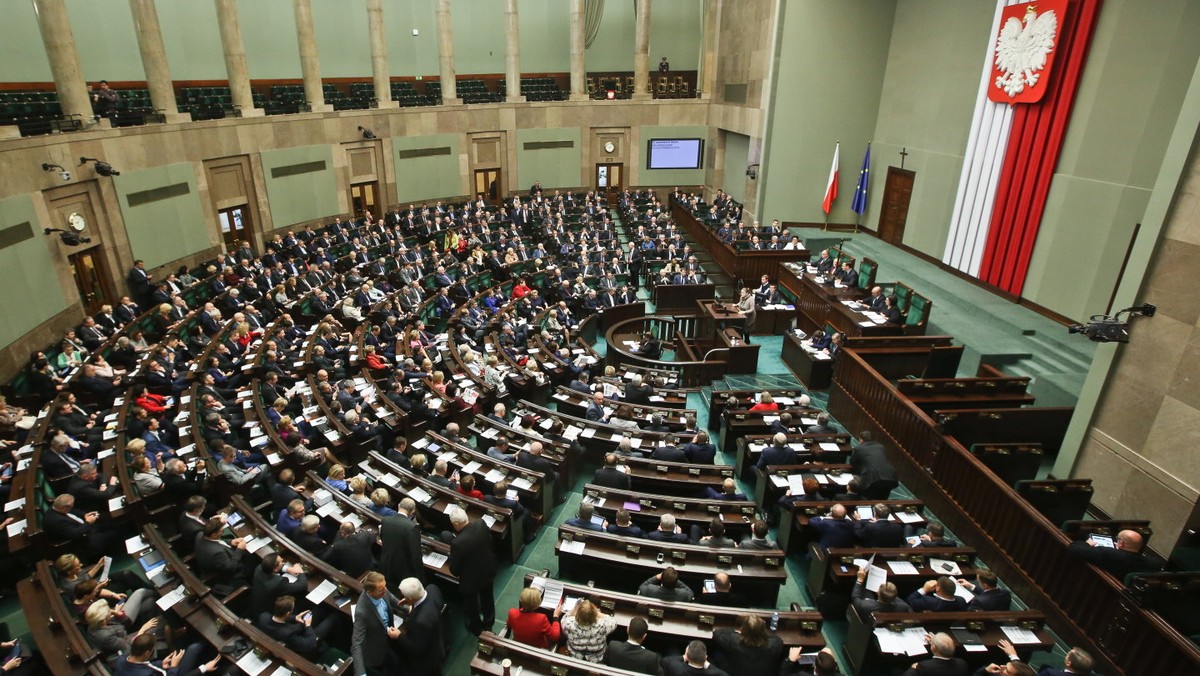 Pakiet portowy, mający poprawić konkurencyjność polskich portów, zmiany w obowiązku wykonywania pracowniczych badań lekarskich i wiele innych ułatwień w działalności firm ma wprowadzić czwarta ustawa deregulacyjna przyjęta w czwartek przez Sejm.