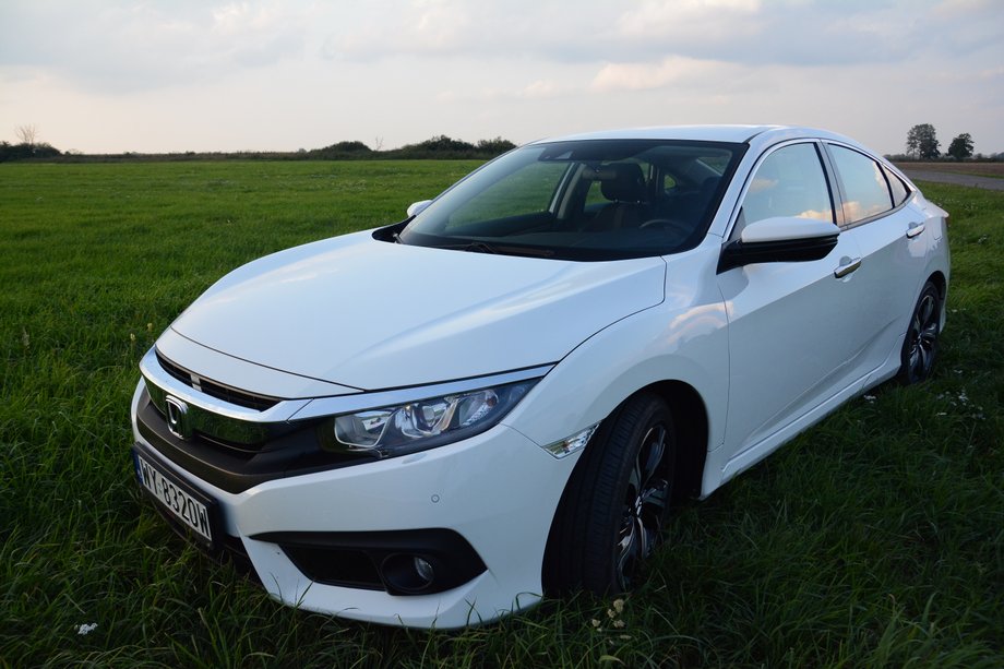 Honda Civic sedan 1.5 VTEC Turbo - w kompaktowej limuzynie też drzemią emocje (3)